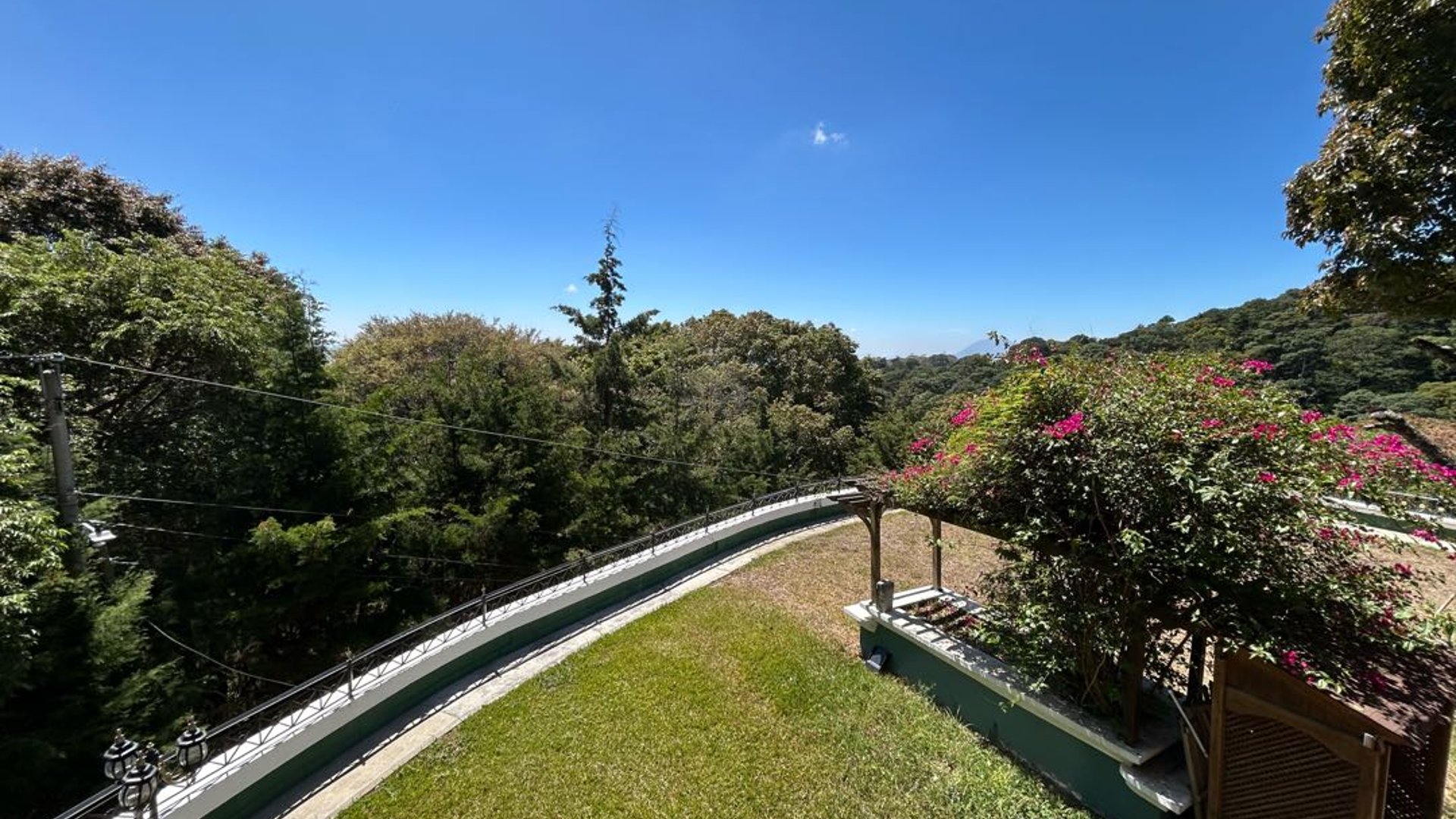 Casa en Venta km. 21.5 Interamericana Condominio Altos de Miralvalle - Image 1