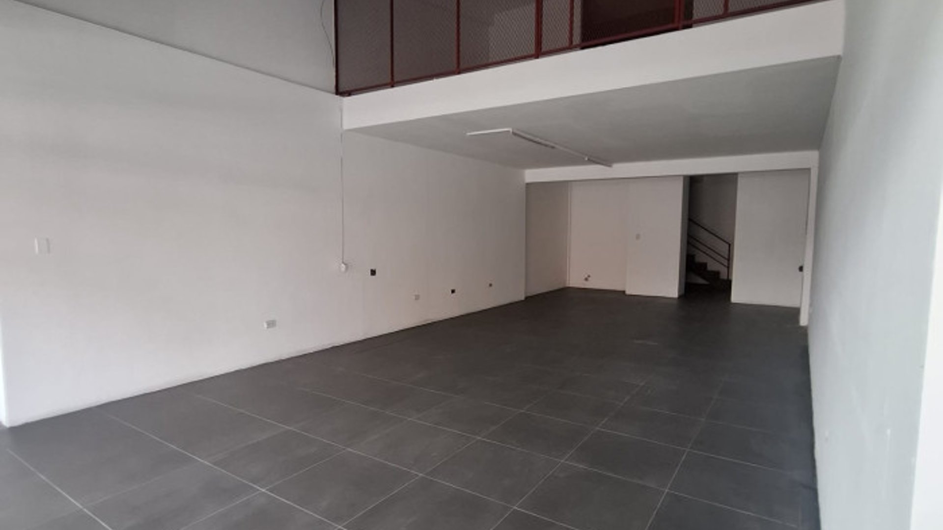 En renta local comercial en Zona 10 - Miniatura 3