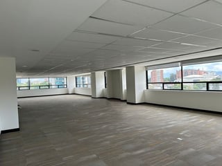Oficina  en renta con 6 espacios en zona 10 Ref-5907 - 2