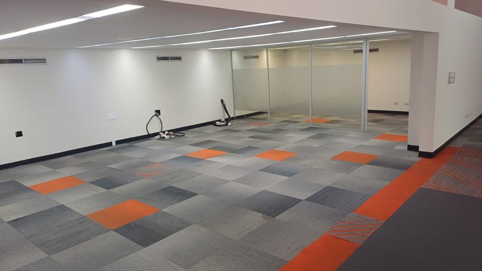 RENTA DE LOCAL COMERCIAL , OFICINAS Y SHOWROOM | ZONA 10 - Miniatura 5