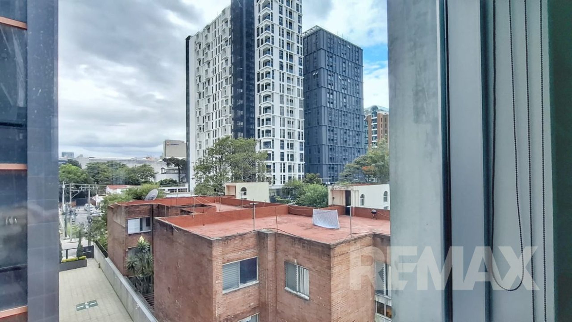 OFICINA EN RENTA, EDIFICIO PLATINA ZONA 10 - Miniatura 13