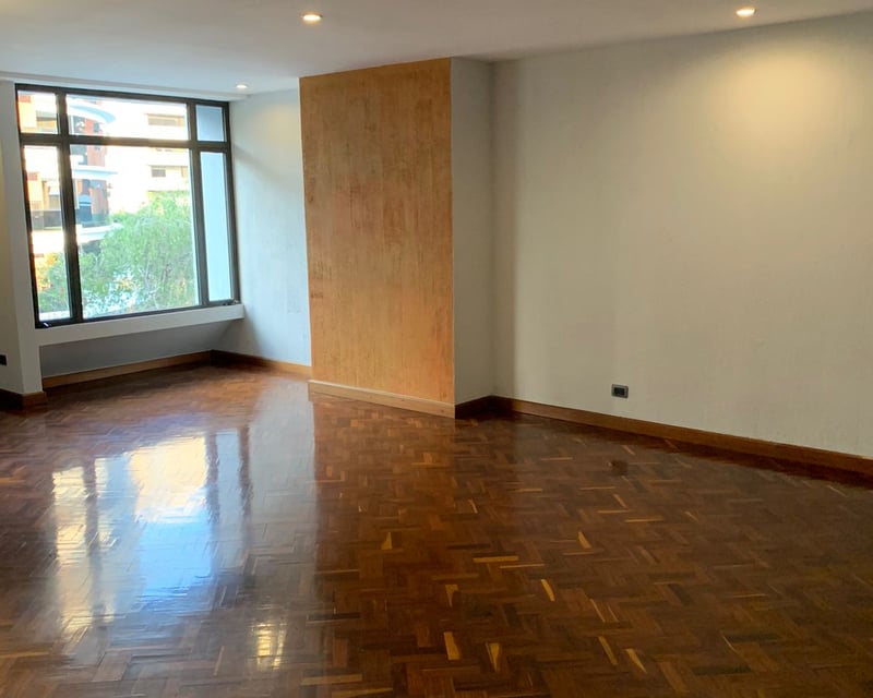 Vendo lindo y amplio apartamento en Edificio Tres Reyes zona 10