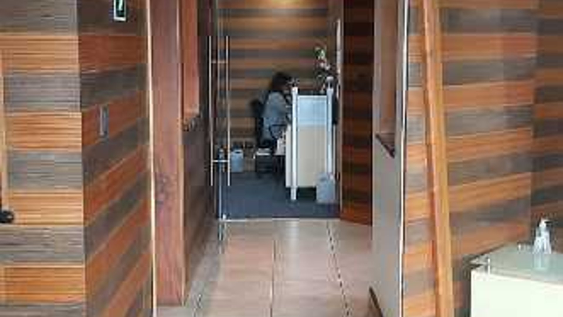 Vendo o Rento amplias oficinas Edif Avante Zona 15 - Miniatura 10