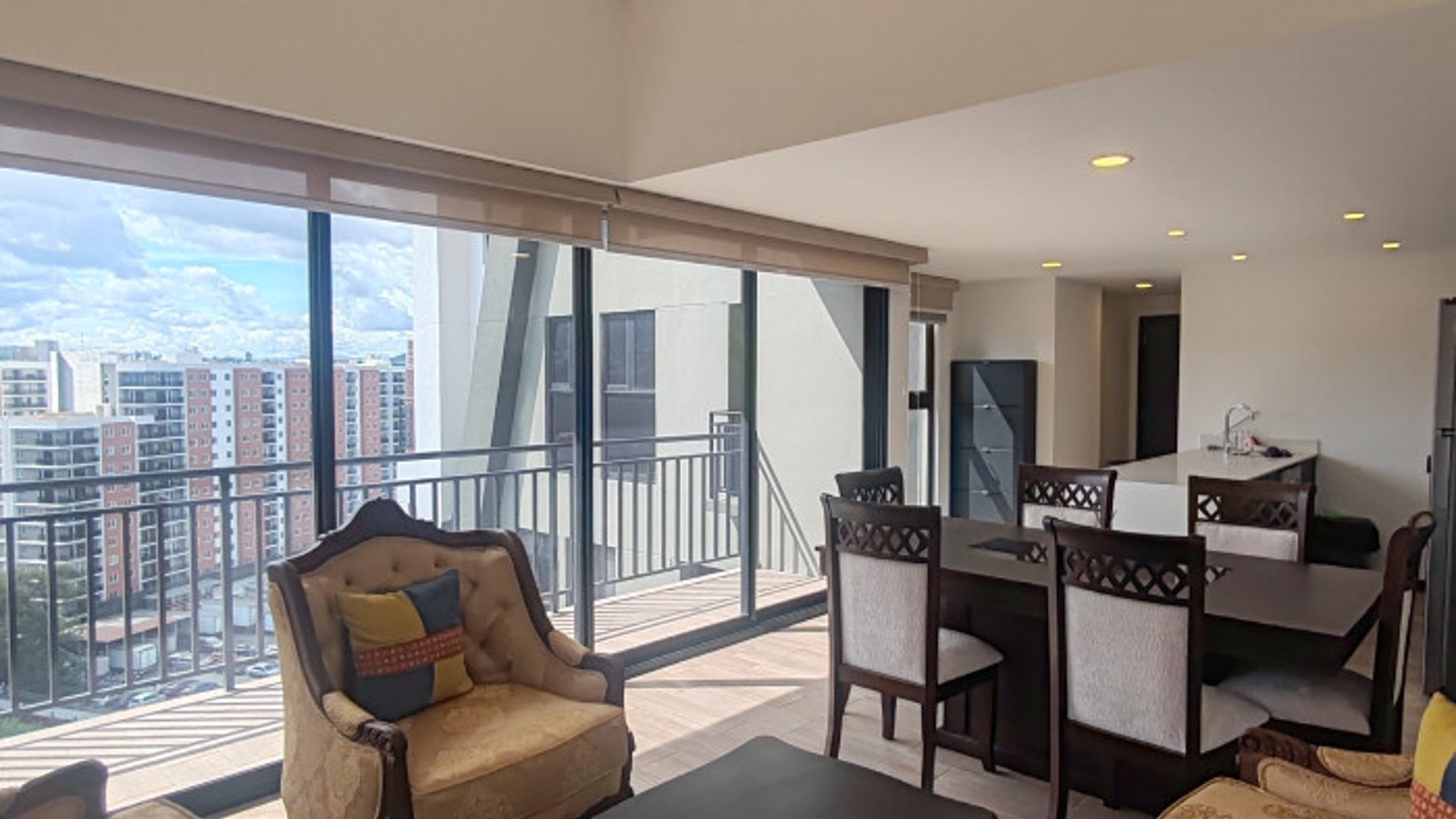 Apartamento Amueblado en Renta en Zona 11 Altaire - Miniatura 3