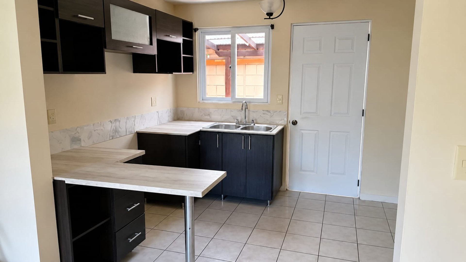 Casa De Esquina En Venta En Condado Catalina - Miniatura 2