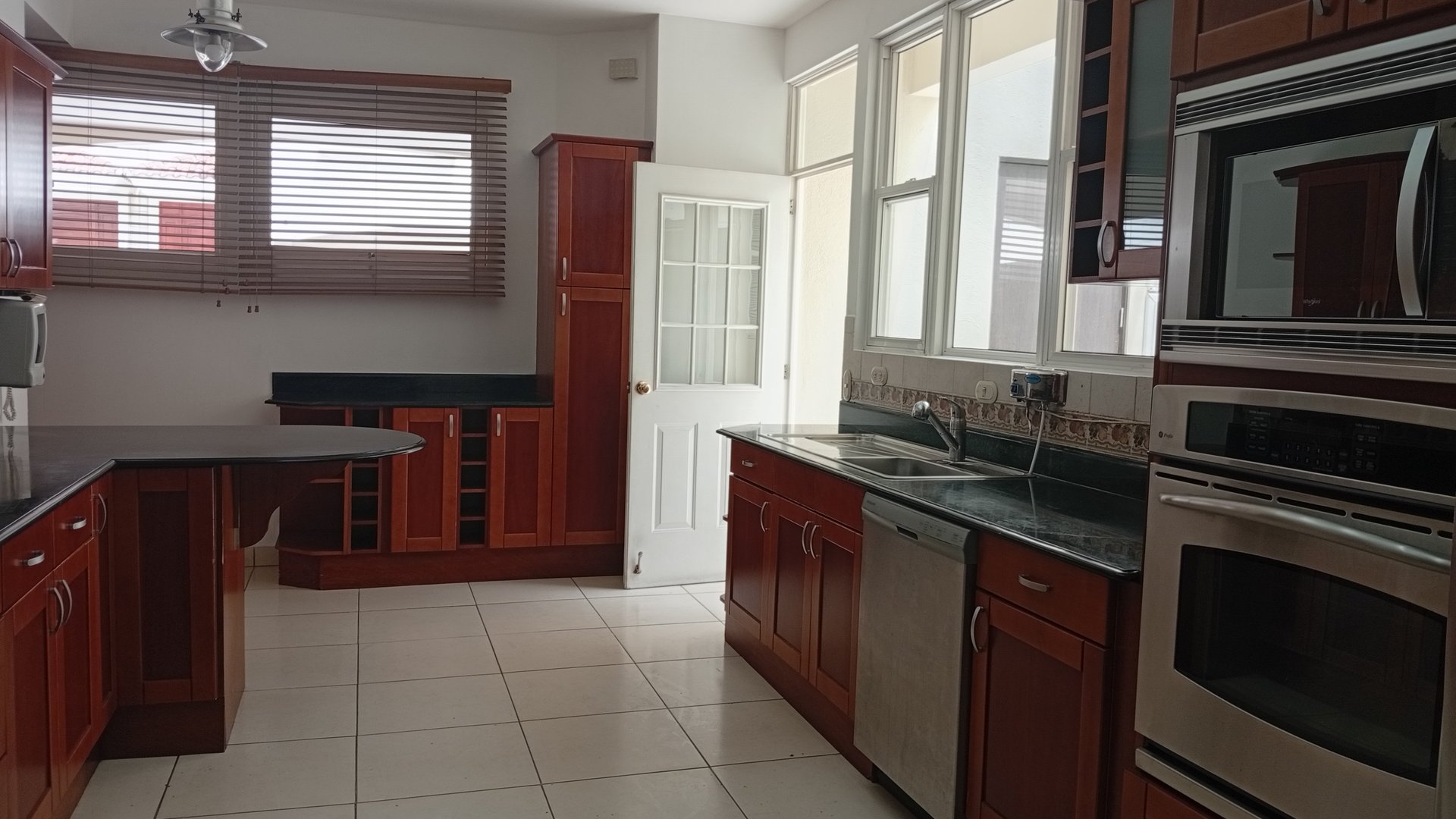Casa en renta en condominio en zona 10 - Miniatura 6