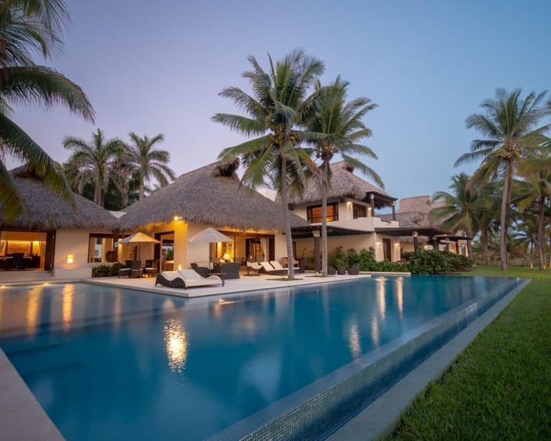 Casa en la playa en venta y renta, Monterrico Santa Rosa.