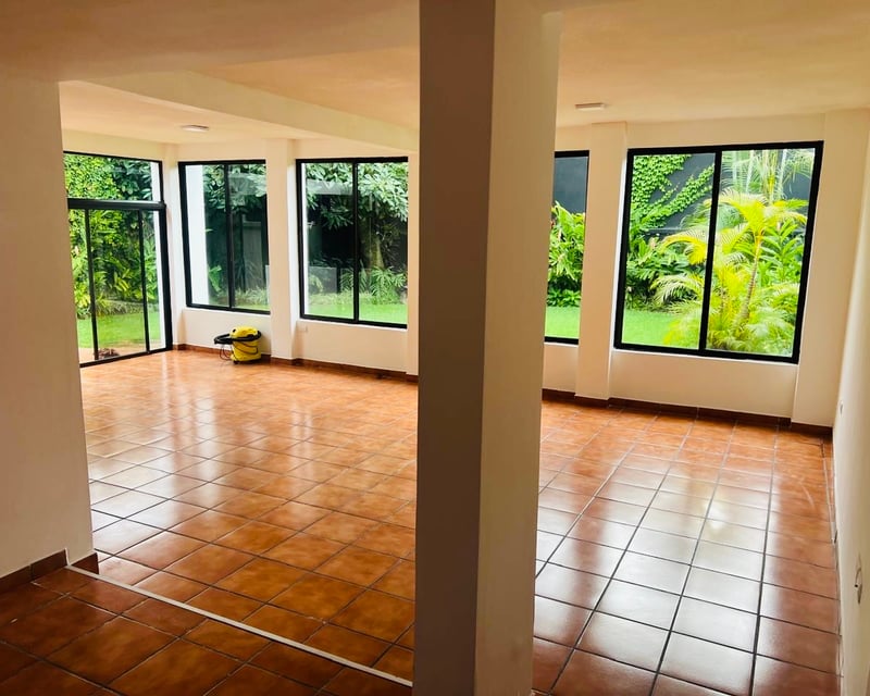 Casa en renta – Zona 14  La Villa fuera de garita