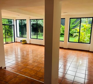 Casa en renta – Zona 14  La Villa fuera de garita