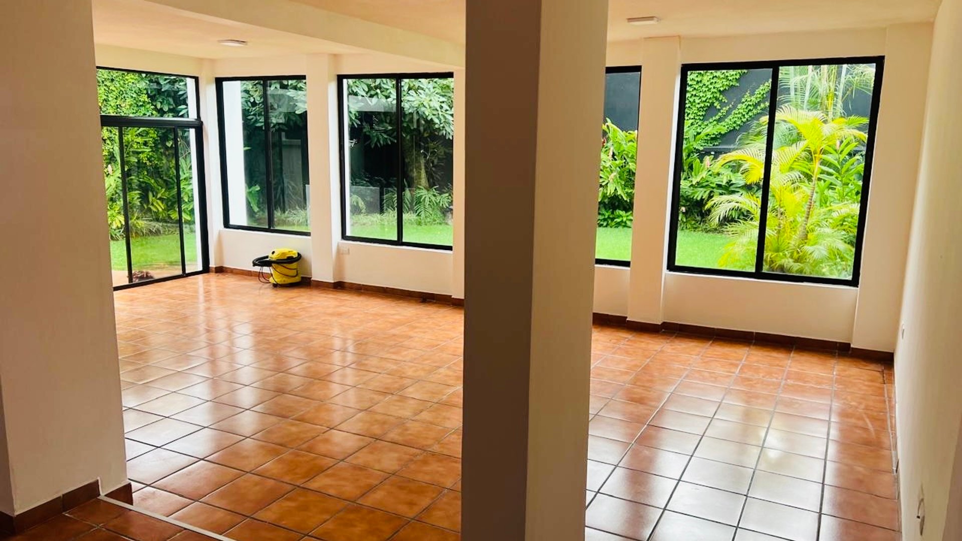 Casa en renta – Zona 14  La Villa fuera de garita