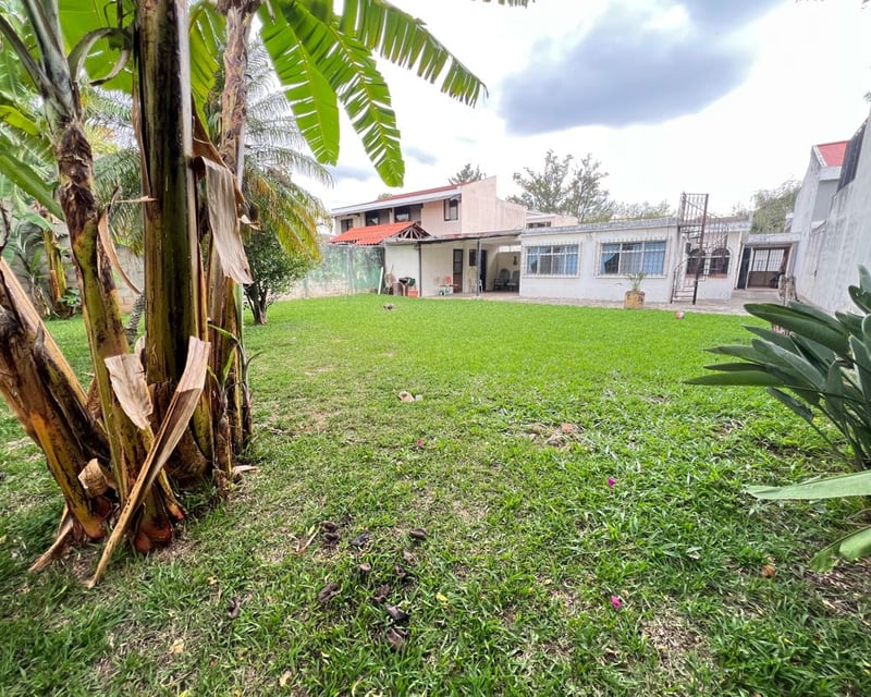 CASA CON TERRENO AMPLIO IDEAL PARA DESARROLLAR EN ZONA 15