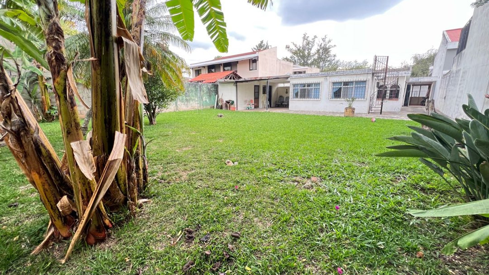 CASA CON TERRENO AMPLIO IDEAL PARA DESARROLLAR EN ZONA 15