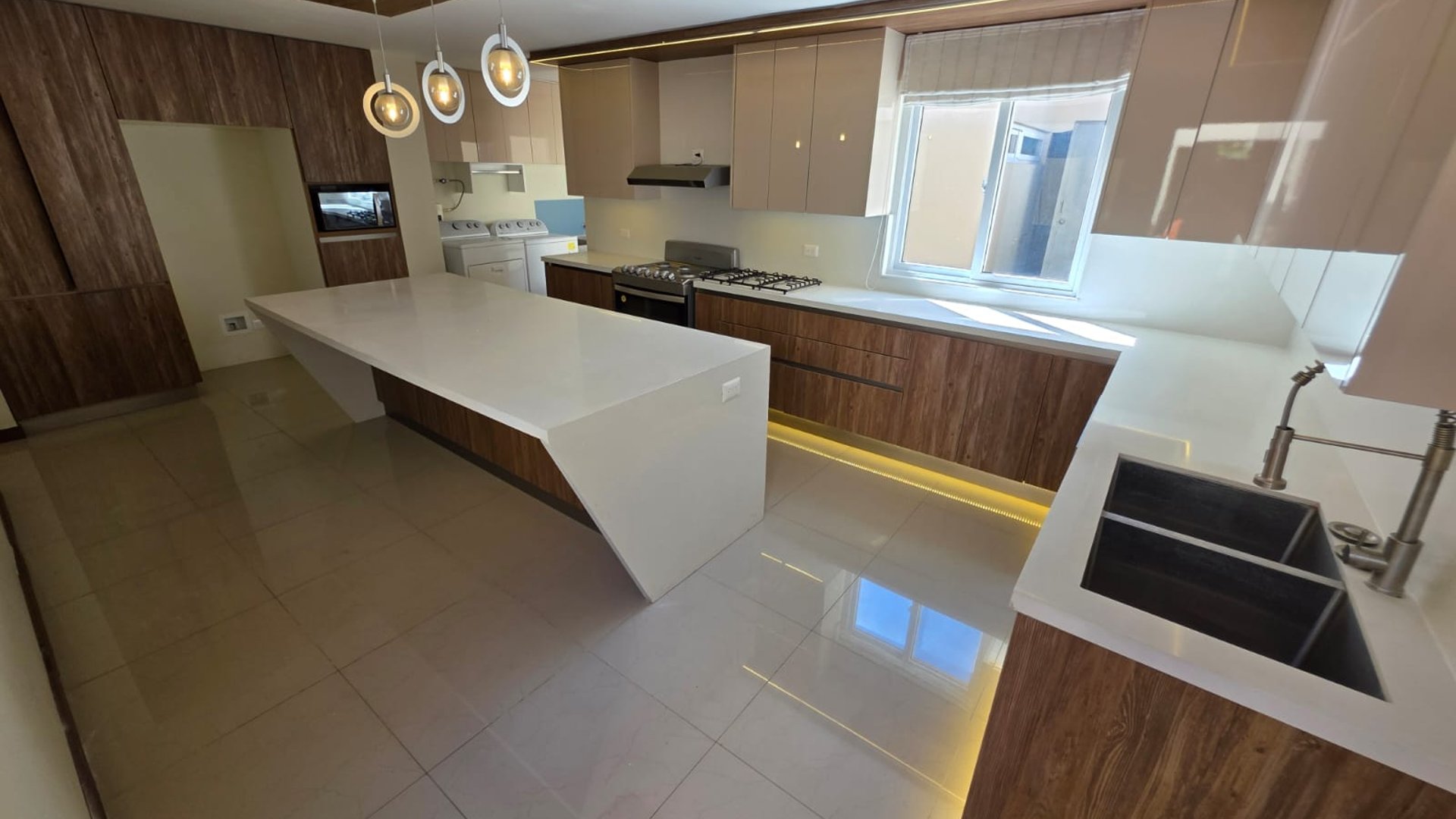 Casa en renta - Jacarandas de Cayalá - jardín - 3 habitaciones Ref-457