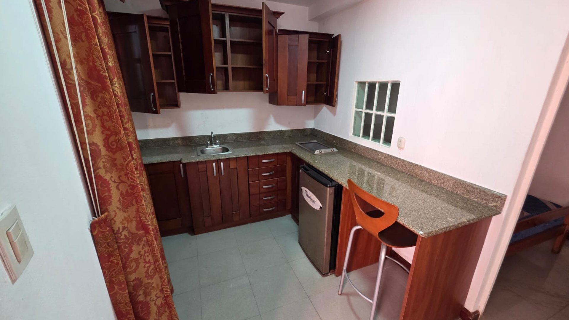 Renta de apartamento amueblado de 1 habitacion en zona 9 Ref-5596