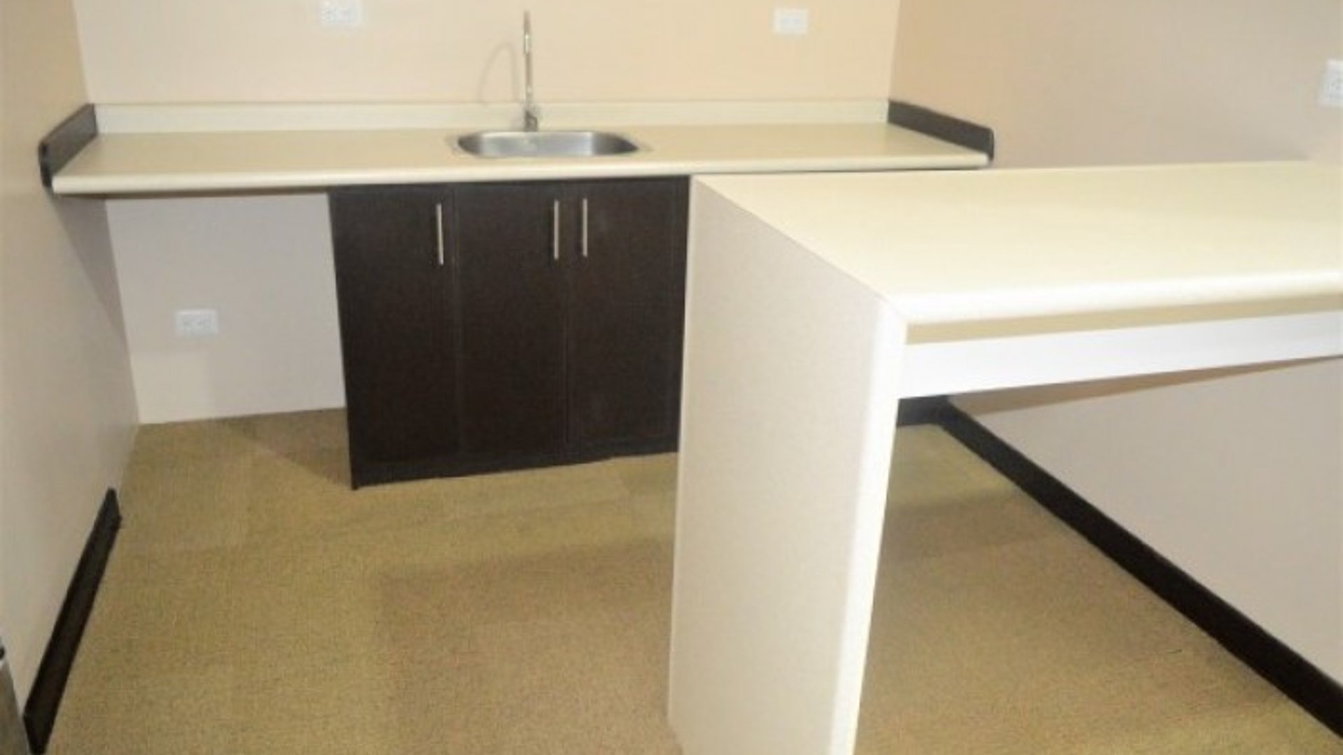 En Venta Local Comercial en zona 15 Edificio Avante - Miniatura 4