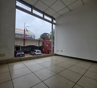 Local Comercial en RENTA Avenida Las Américas Z.13