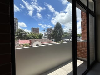 Local u oficina en renta en zona 10 para estrenar - 4