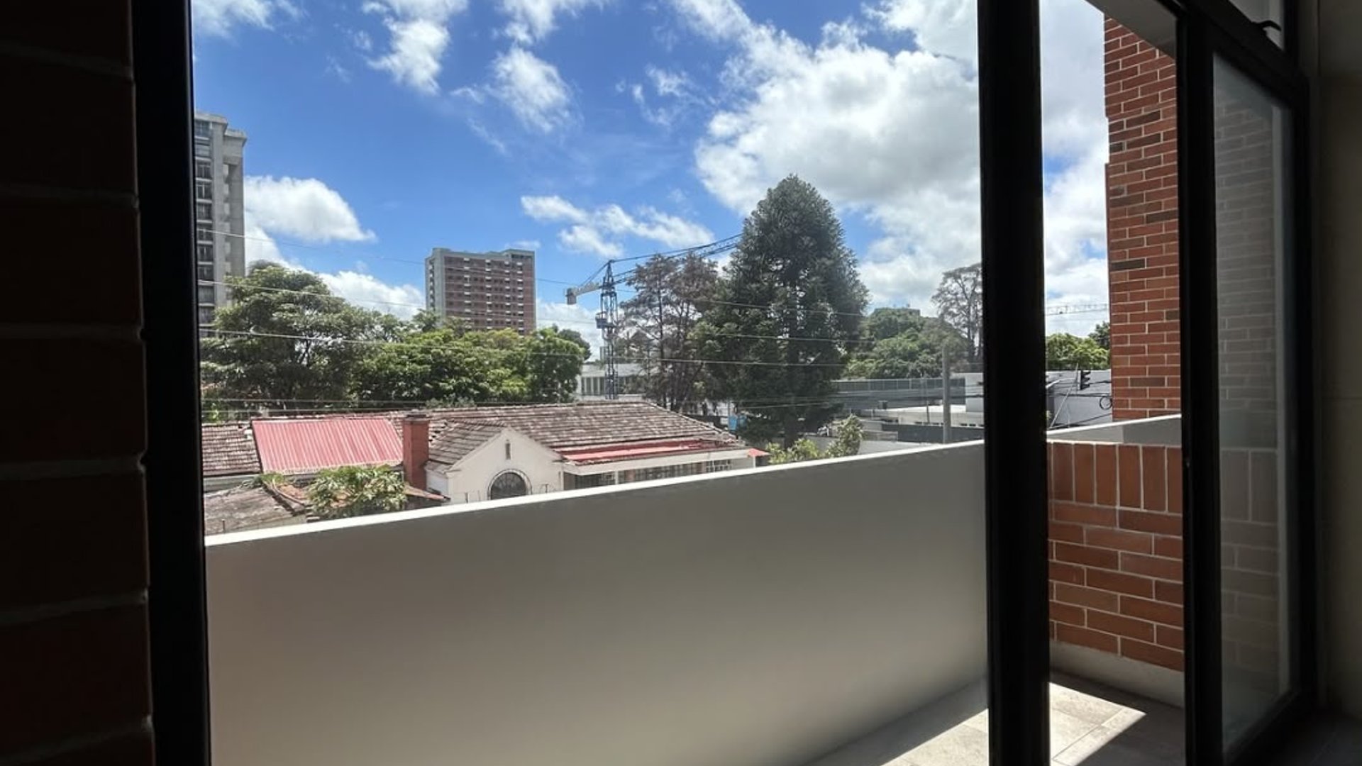 Local u oficina en renta en zona 10 para estrenar - Miniatura 4