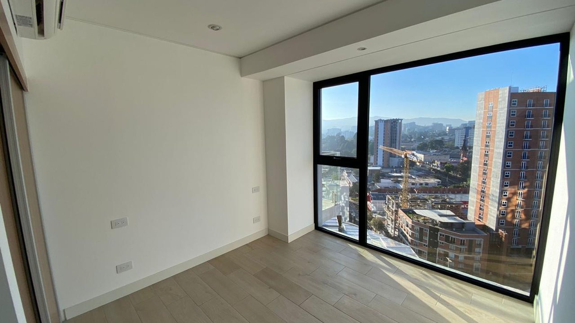 VENTA Ó ALQUILER DE MODERNO Y AMPLIO APARTAMENTO - QUO, ZONA 04 - Miniatura 8
