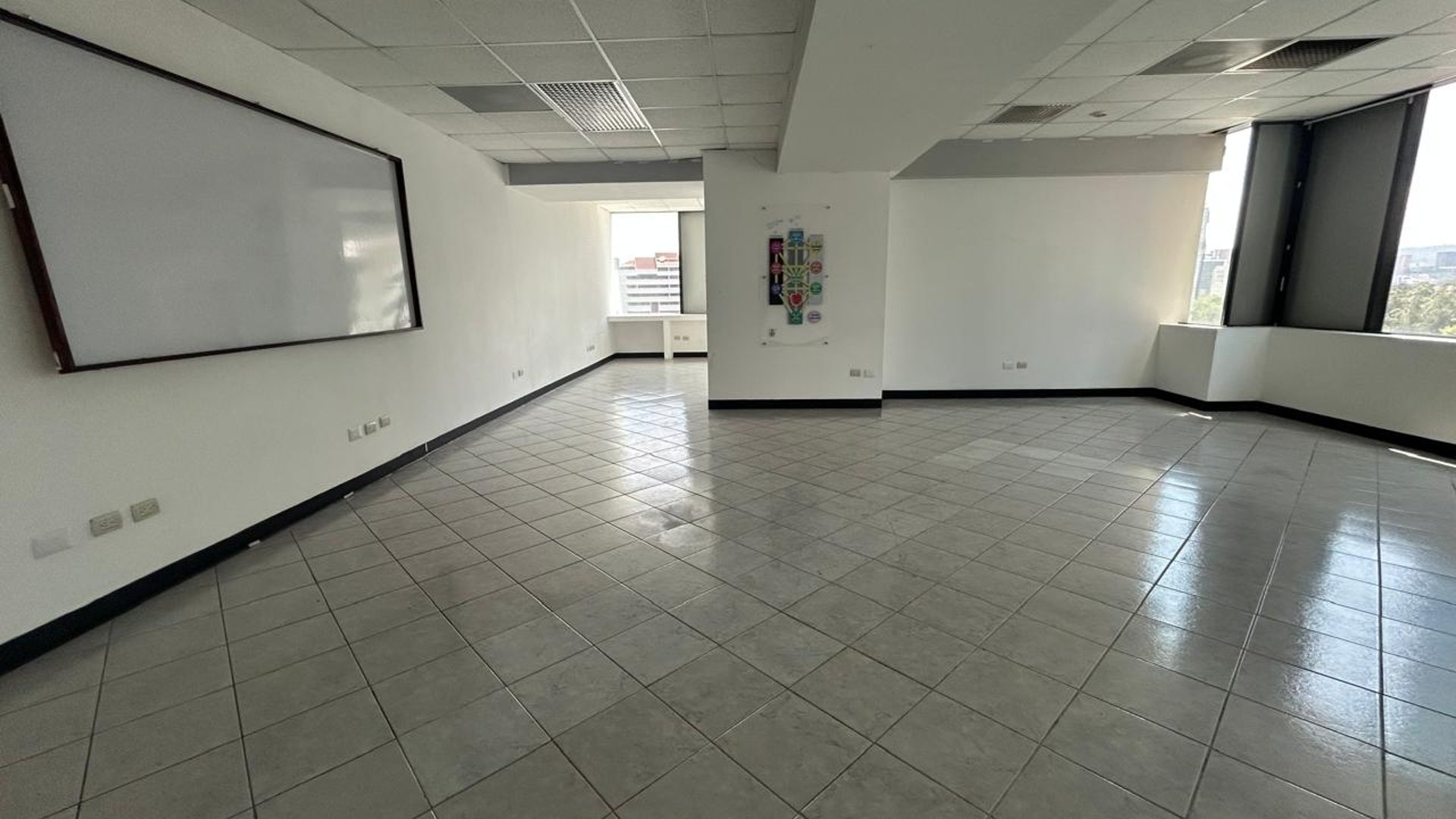 VENTA Oficina Zona 14 Europlaza  - Miniatura 9