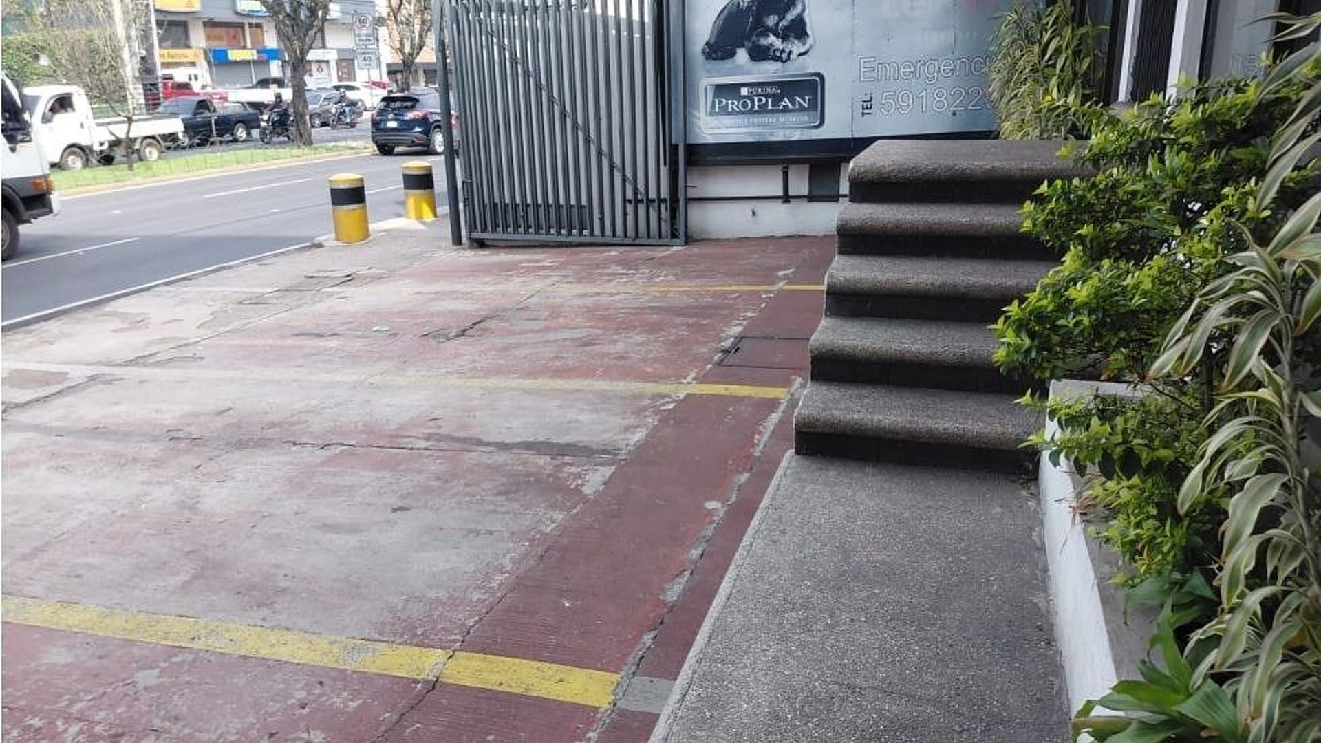 LOCAL COMERCIAL EN RENTA – ZONA 10 - Miniatura 3