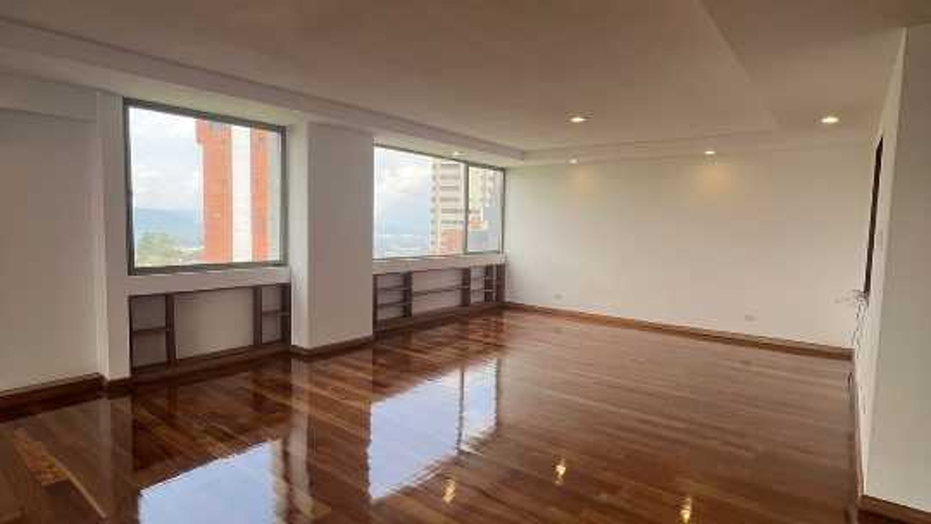 Vendo Lindo y Amplio Penthouse Edificio Antiguo zona 14 - Miniatura 3
