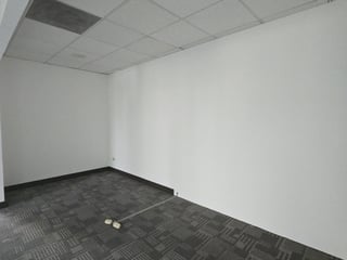 En renta oficina comercial en Europlaza Zona 14 - 5
