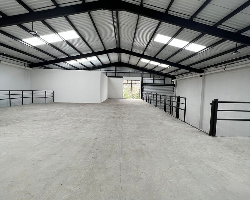 Bodega en venta con 6 ambientes y 8 parqueos en zona 13 Ref-5022