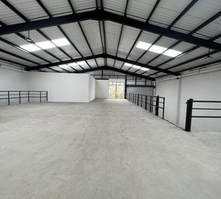 Bodega en venta con 6 ambientes y 8 parqueos en zona 13 Ref-5022