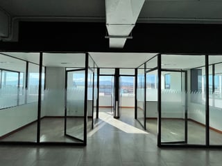 Alquiler de 524.60mts  de oficina tabicada en avenida Reforma zona 9 - 3