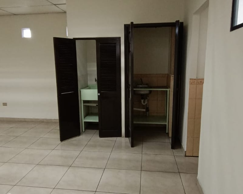 Oficina en renta en zona 9 edificio Heralso