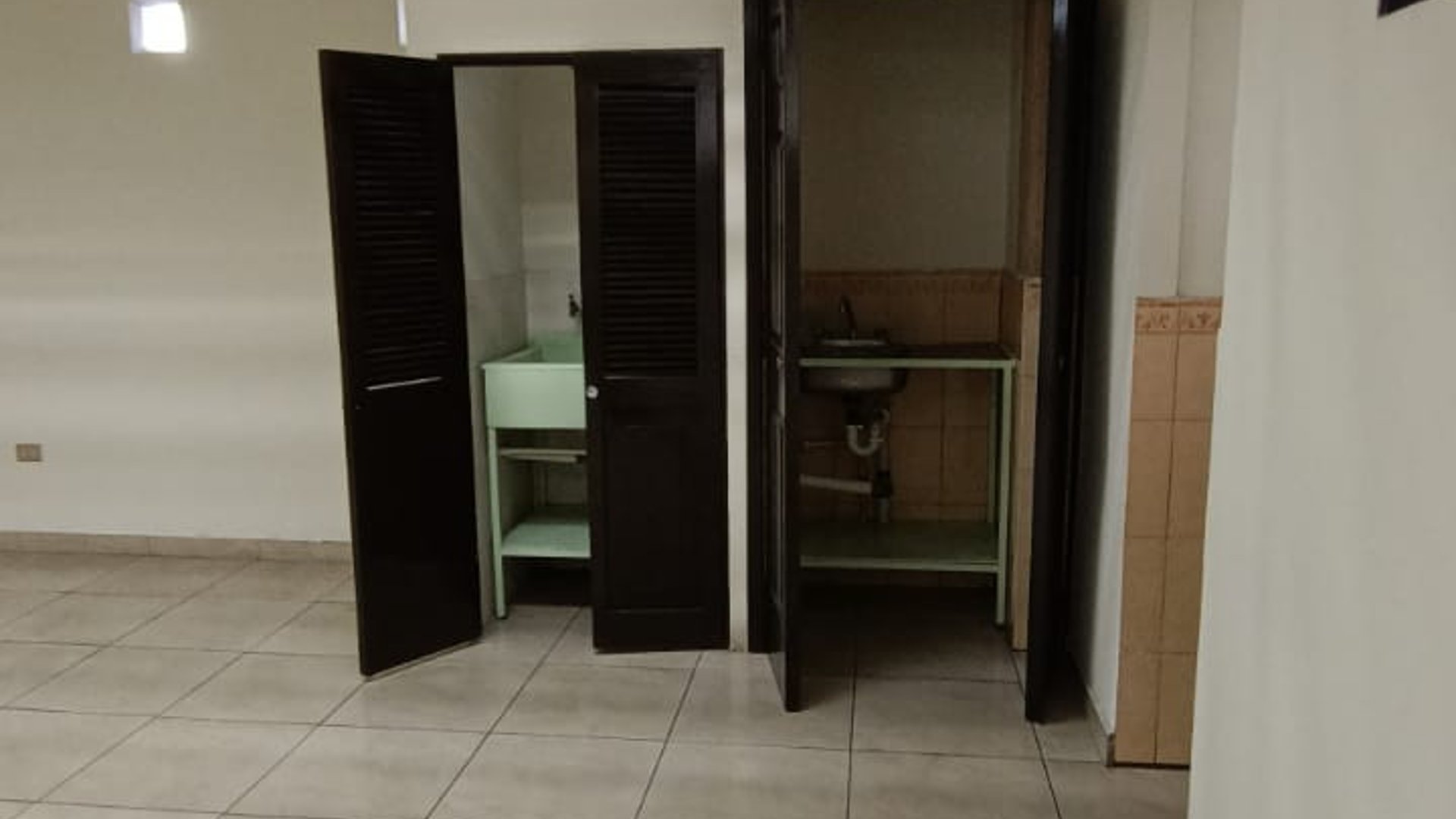 Oficina en renta en zona 9 edificio Heralso