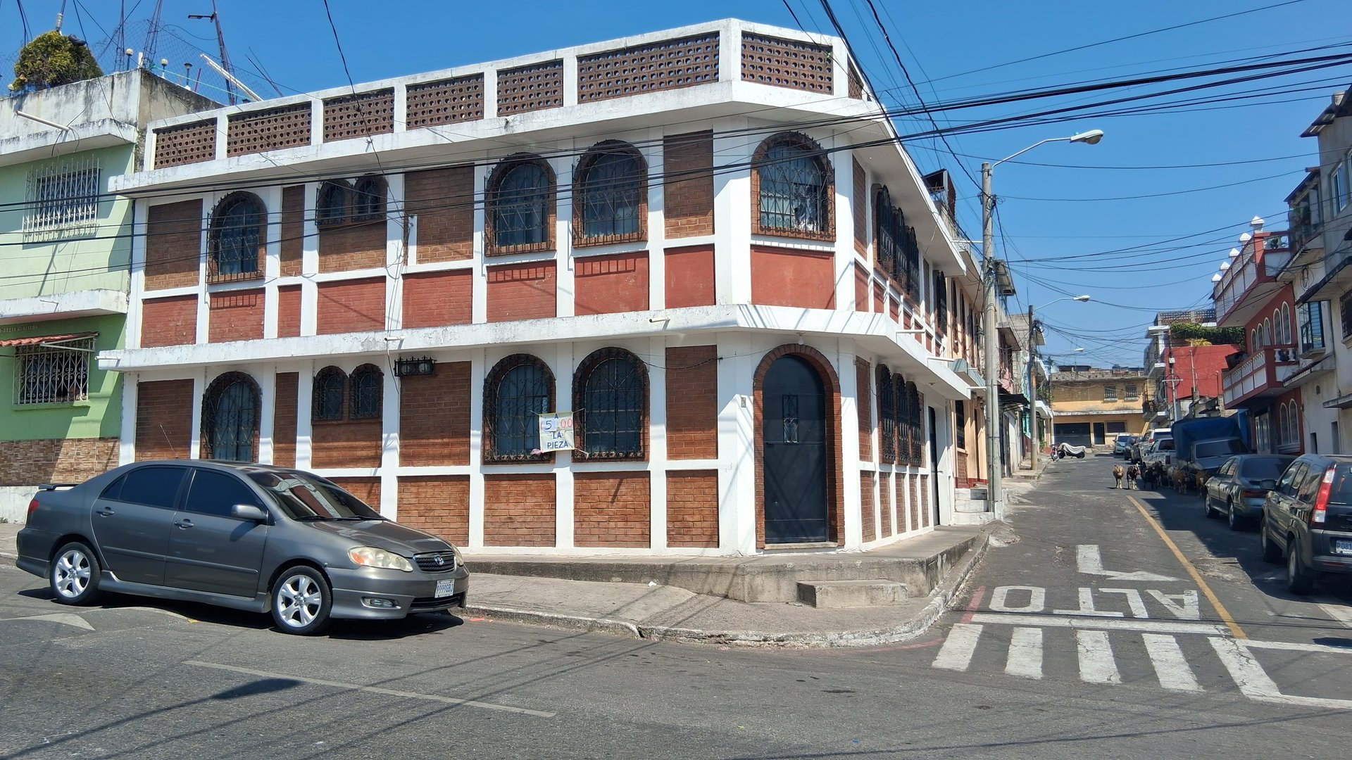 Amplia Casa de 8 Dormitorios en Zona 21, Ciudad de Guatemala