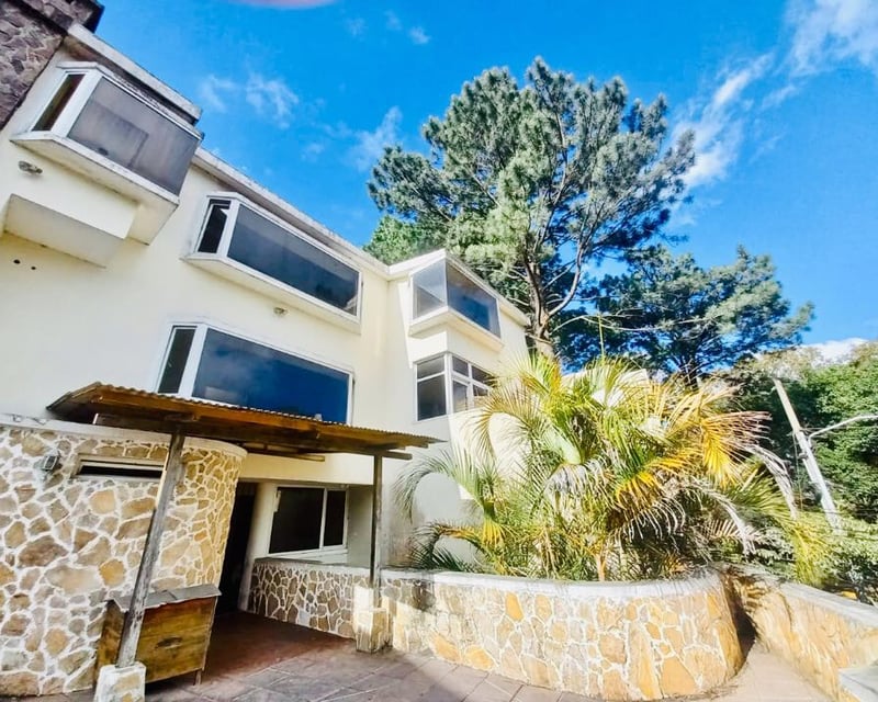 VENDO CASA EN ZONA 16  LA MONTAÑA