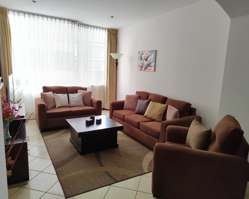 Apartamento en renta amueblado de 2 habitaciones zona 10 Ref-5394