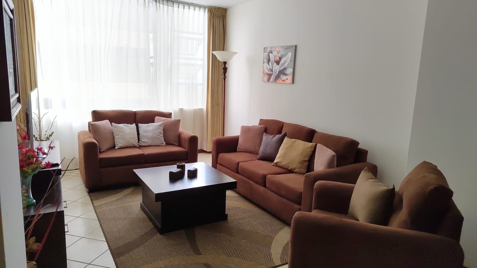 Apartamento en renta amueblado de 2 habitaciones zona 10 Ref-5394