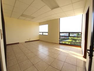 En Renta oficina en Ave. Las Américas zona 13 - 3