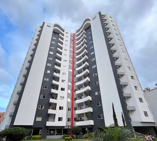 RENTA APARTAMENTO ATTICA II ZONA 14 CON CUARTO DE SERVICIO