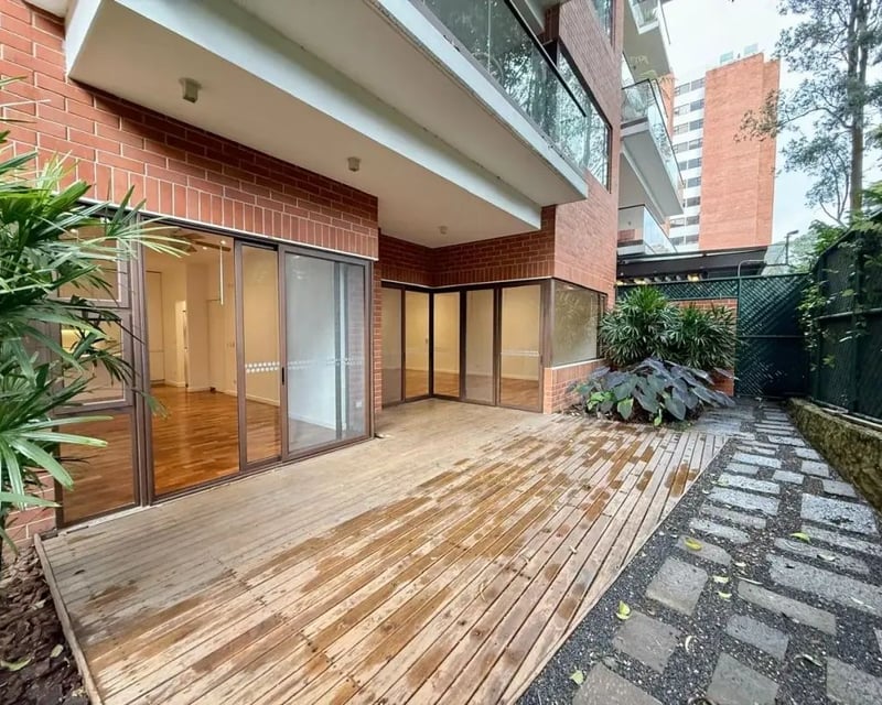 Apartamento con Jardín en renta con o sin muebles ,zona 10