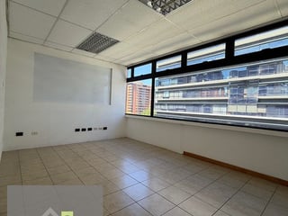 🏢 Oficina en Alquiler zona 10 - 5