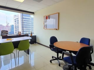 Oficina de 848mts. venta zona 10 para inversión - Image 15