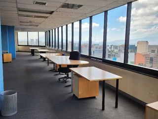 Alquilo Penthouse oficina en Edificio Murano Center, zona 10 - 4