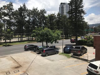Local en alquiler, sobre Boulevar Vista Hermosa zona 15. - 2