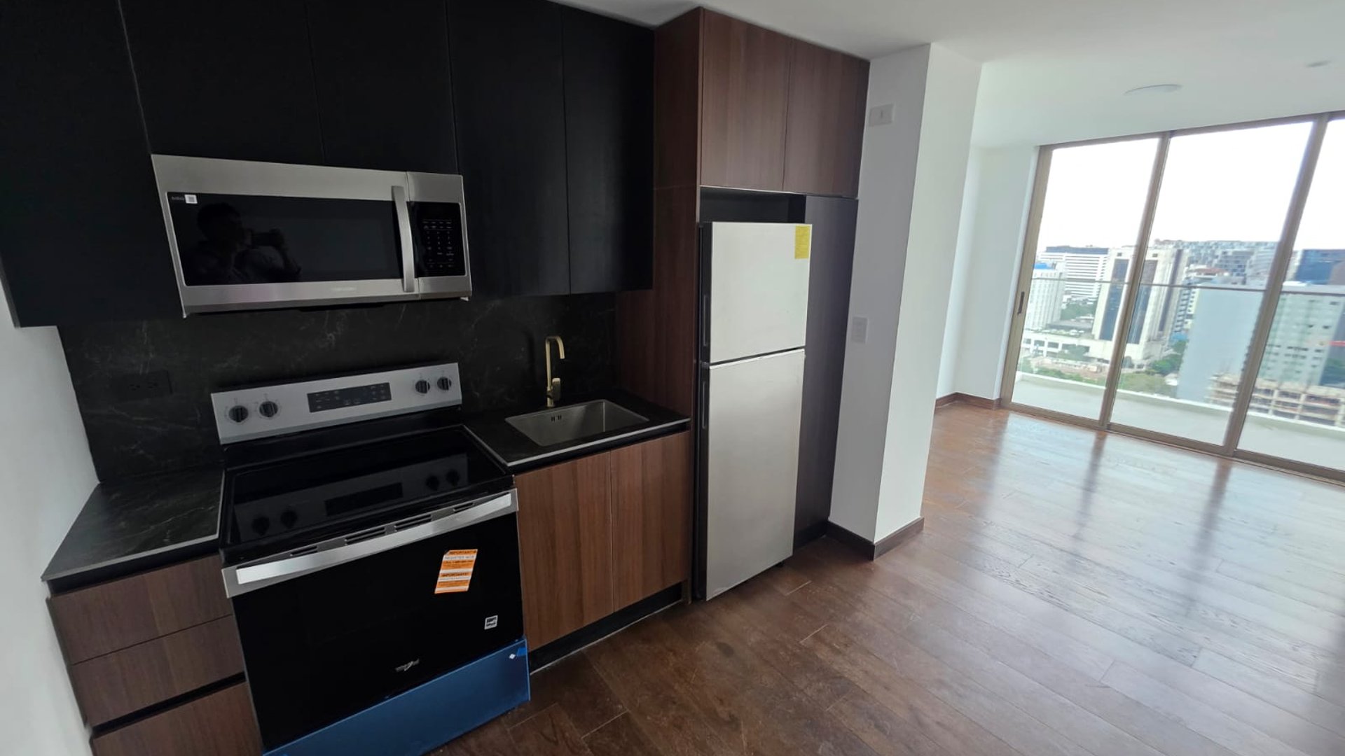 Renta de apartamento con balcón - 1 habitacion en zona 10 Ref-5922
