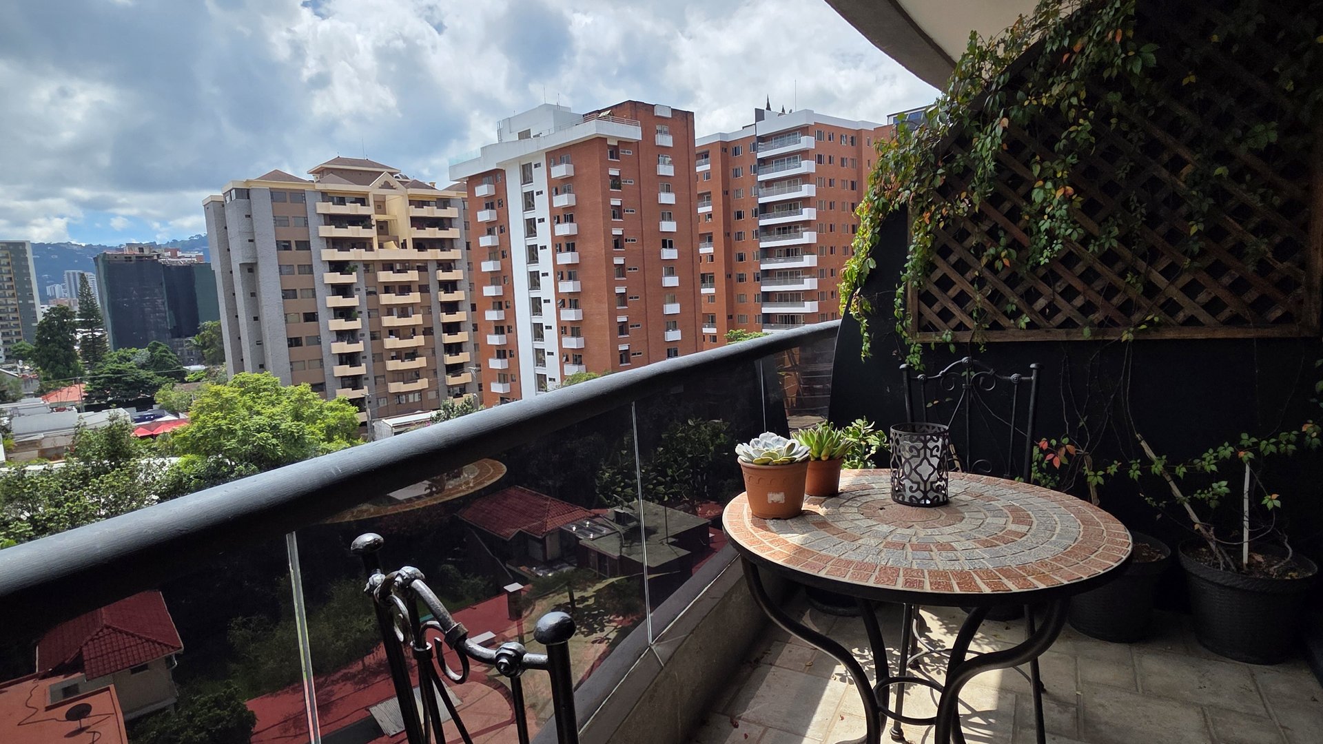 Apartamento amueblado cerca de La Estacion Zona 10
