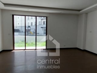 Lujoso Apartamento en Renta con jardín privado en Nogales Cayalá - 2