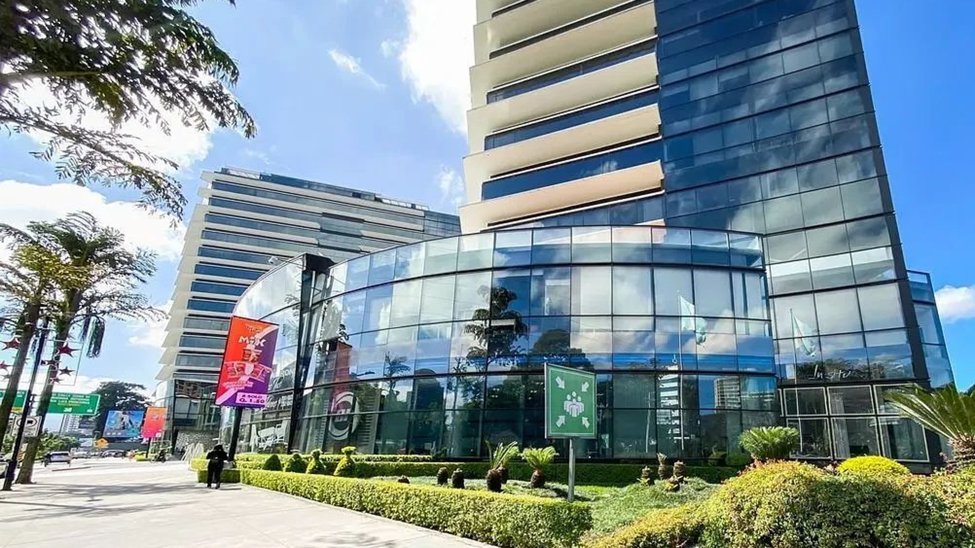 Oficina en Venta o Renta – Design Center, Zona 10