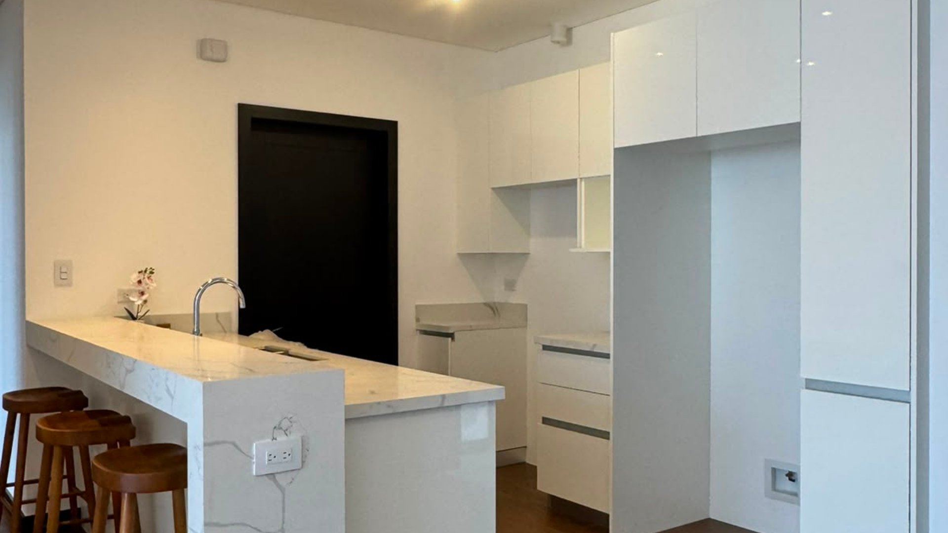 ???? APARTAMENTO EN RENTA – 2 HAB + BALCÓN | LIRIOS CAYALÁ | ZONA 16 - Miniatura 2