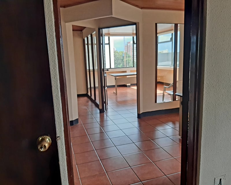 Amplia oficina en Avenida Reforma, Zona 10, en venta o alquiler