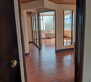 Amplia oficina en Avenida Reforma, Zona 10, en venta o alquiler
